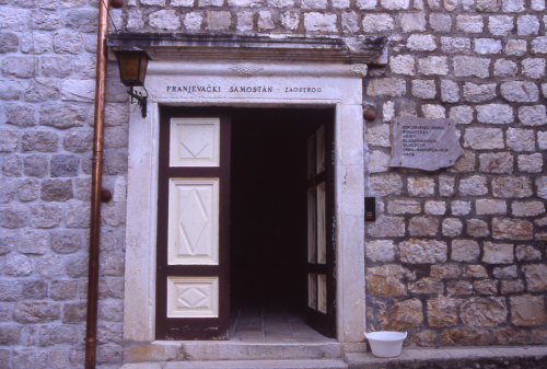 ZAOSTROG > Franziskanerkloster - Eingang