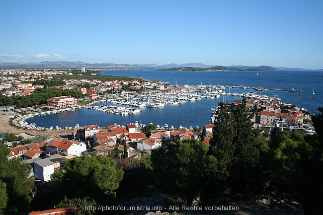 2007-09 > 2. SILBER < Mlini83 > MARINA TRIBUNJ > Panoramablick auf die Marina und das Küstengebiet der Region um Vodice und Sibenik