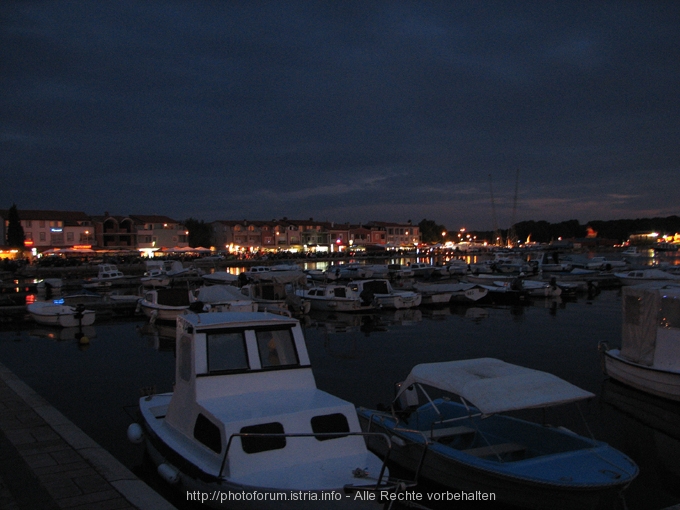 Hafenpromenade Medulin bei Nacht
