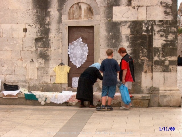 Alte Frau beim Verkauf ihrer Handarbeit, Zadar