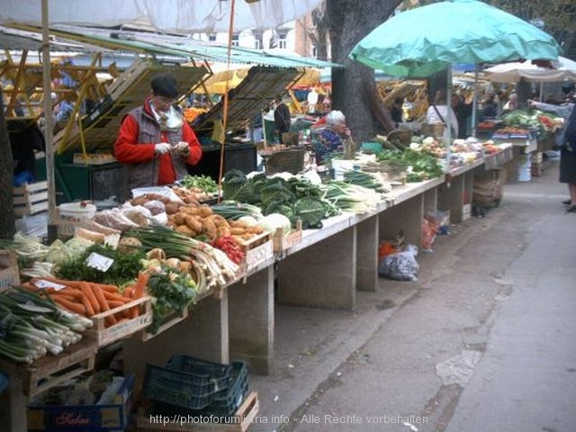 Bäuerinnen verkaufen am Markt in Pula