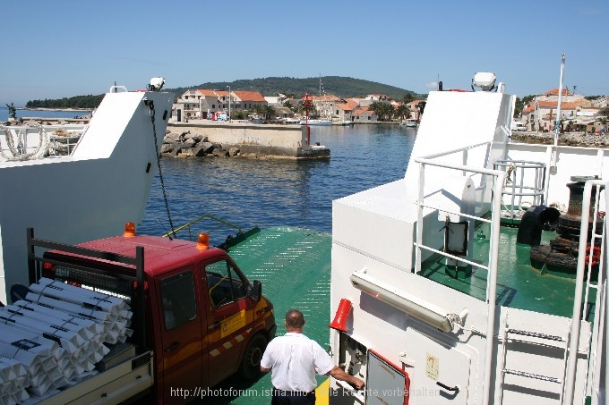 SUCURAJ > Hafen und Straße nach Jelsa 5