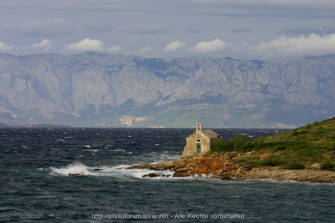 Otok Hvar > Starke Bura trifft auf Kapelle am Meer