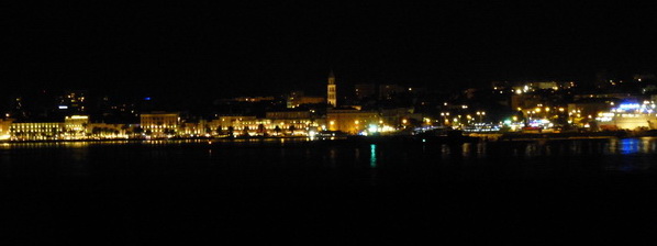 Hvar>Auf der Fähre>Ankunft in Split bei Nacht