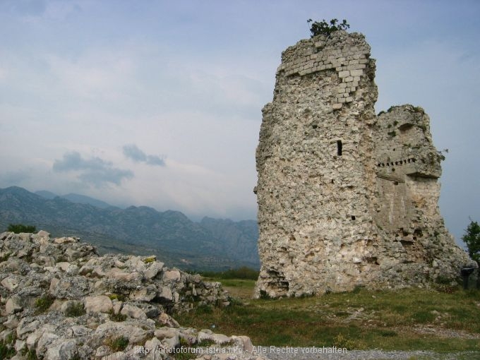 STARIGRAD-PAKLENICA > Ruine eines Wehrturms