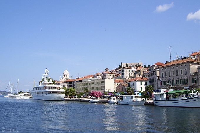 Dalmatien: SIBENIK > Skyline vom Hafen aus