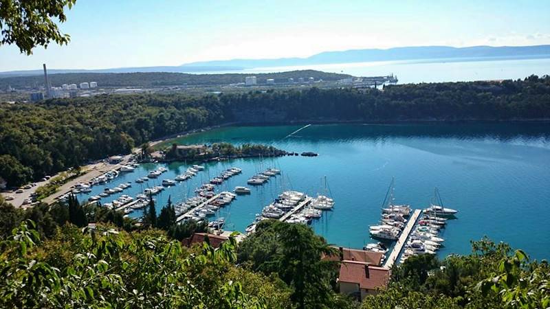 Kvarner:OMISALJ>Strand und Marina