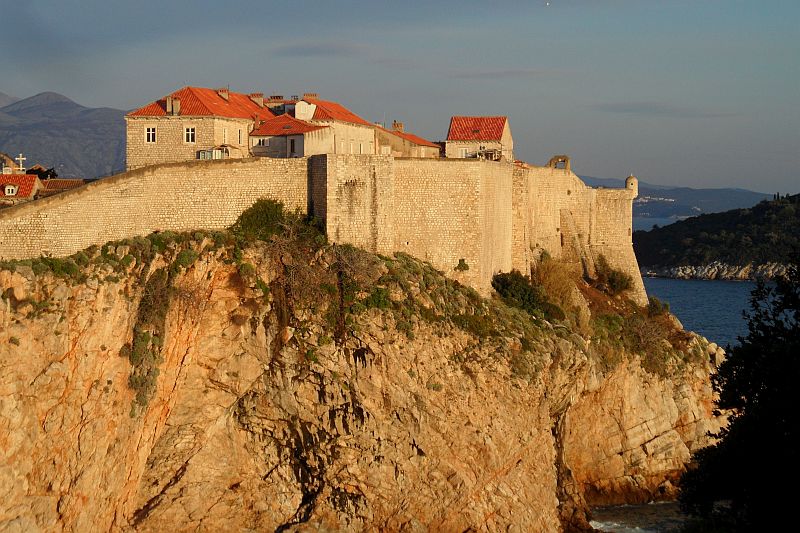 Dalmatien: DUBROVNIK > Festungsmauern im Licht der Abendsonne