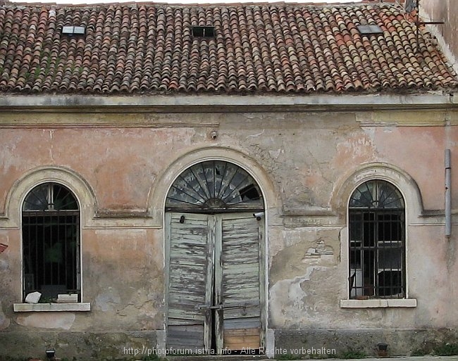 POREC > Parenzano > Gebäude auf dem ehemaligen Bahnhofsgelände