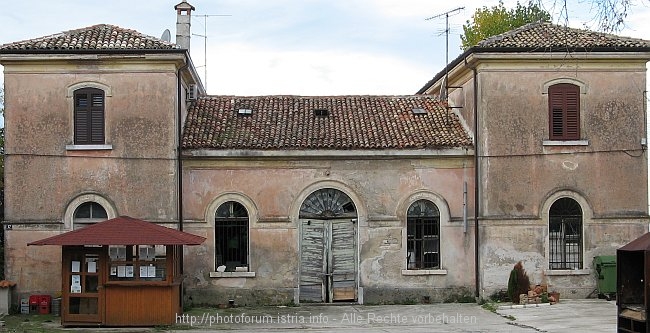 POREC > Parenzano > Gebäude auf dem ehemaligen Bahnhofsgelände