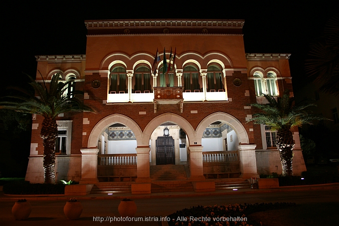 POREC > Rathaus bei Nacht