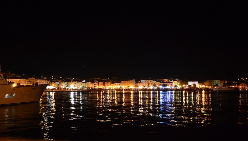 Istrien: ROVINJ> Hafen bei Nacht