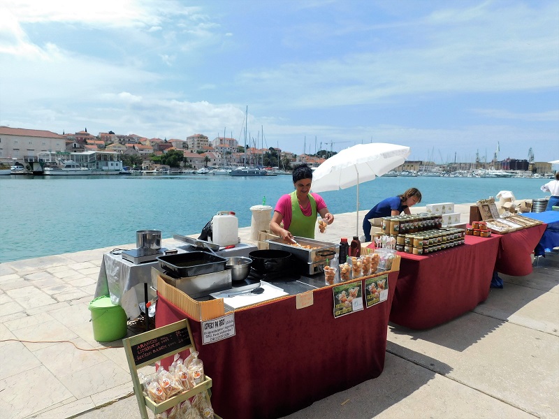 DALMATIEN: Trogir> Markt am Hafen