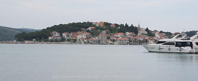 ROGOZNICA > Panorama des Ortsteiles auf der Insel