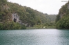 NATIONALPARK PLITVICER SEEN > Jezero Kaluderovac mit Höhlenblick Supljara pecina