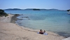 Dalmatien> Strand mit Blick auf Murter
